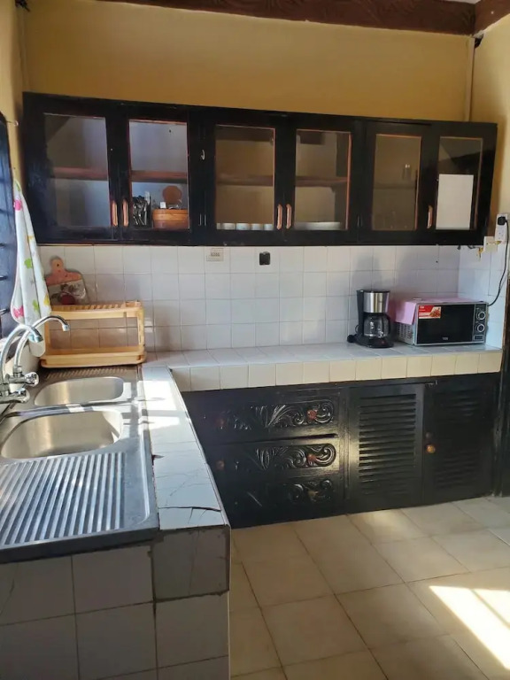 4 bedroom villa with a kitchen
