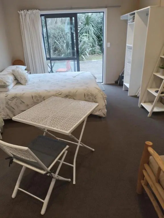 Best Budget Bed and Ensuite - Private Access Close to Beach