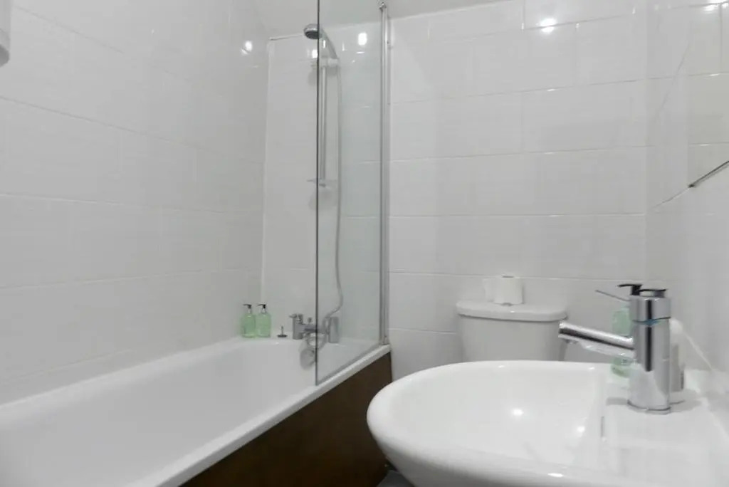 Bright and Modern 4 Person Apartment In City Centre