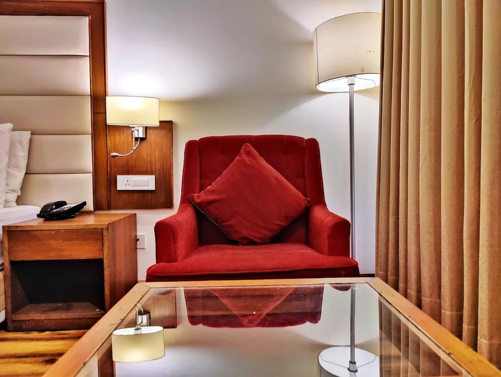 Royale Retreat Hotel & Spa Near Mall Road