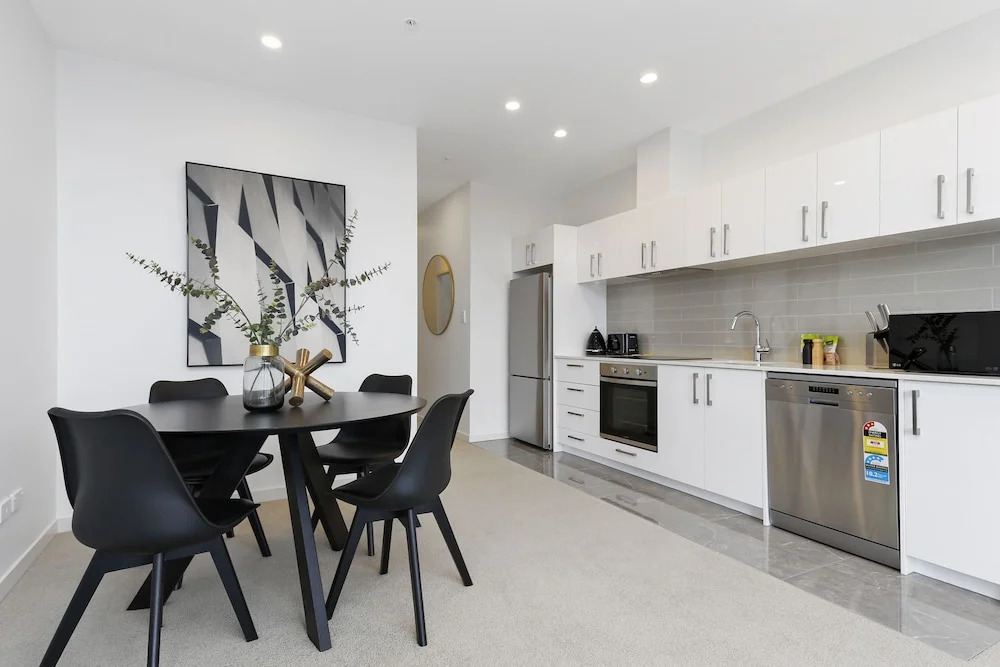 Newly refurbished penthouse apartment w carpark!