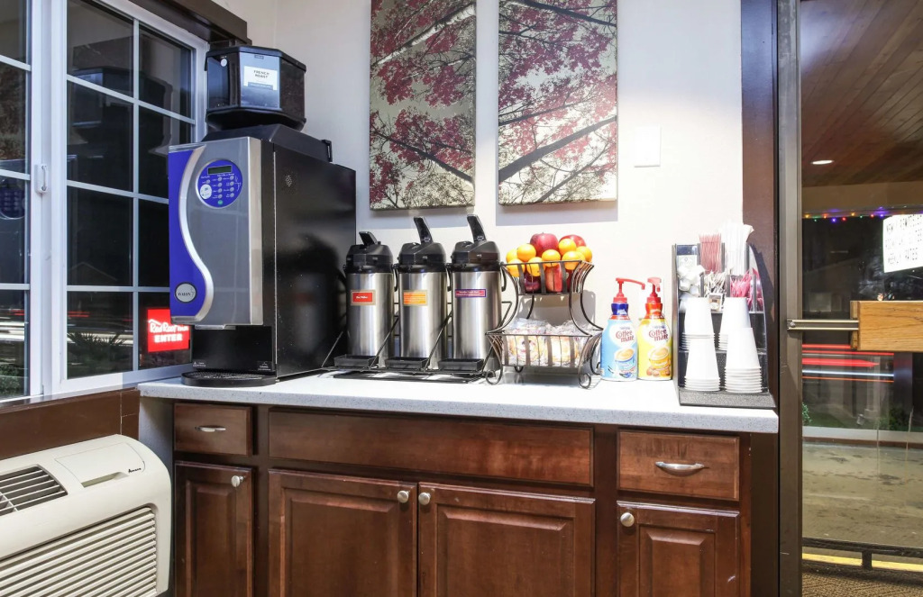 Evergreen Inn & Suites Portland