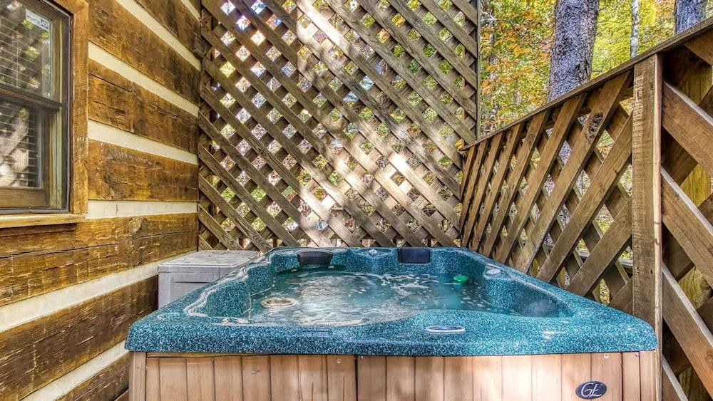 Laceys Place by Beyond Expectations With Hot Tub