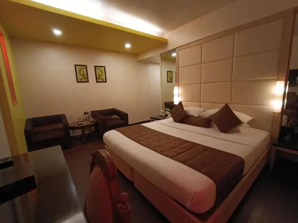 Rajhans Hotel