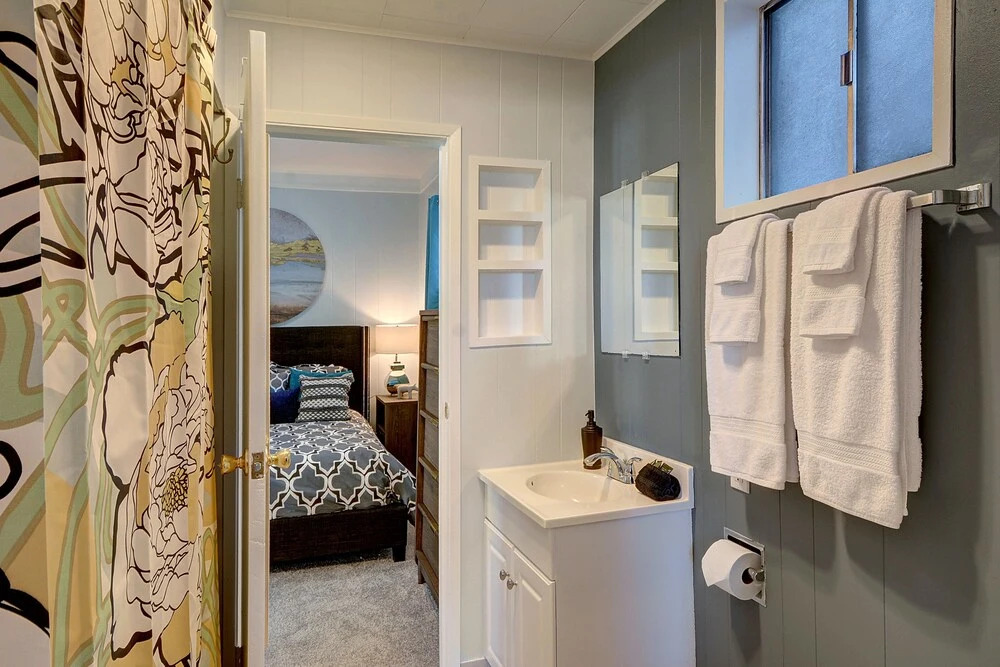 Queen Anne Bungalow - Two Bedroom Home