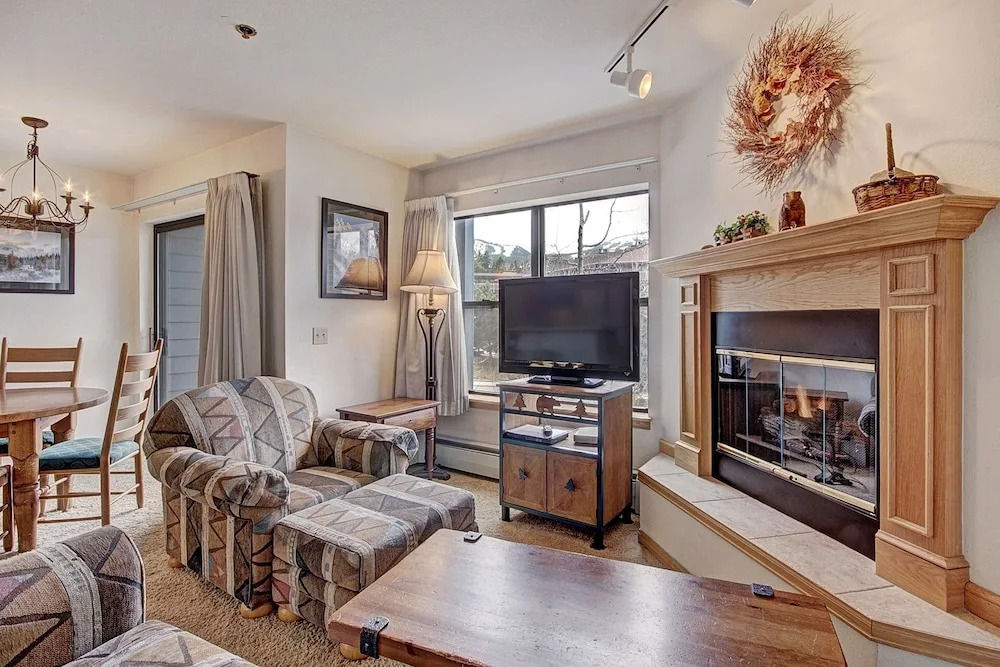 Front-row Access To Historic Breck 2br 1.5ba Sleeps 8 2 Bedroom Condo by RedAwning