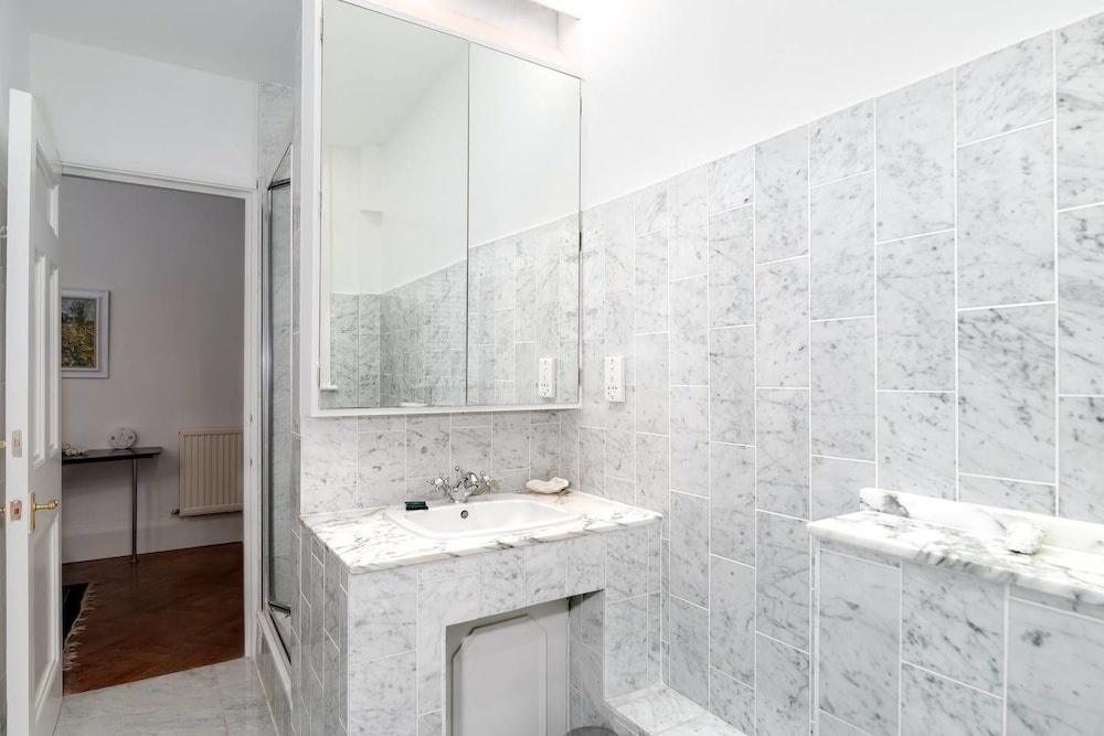 Lovely 1BR Home Near Holland Park, 4 Guests