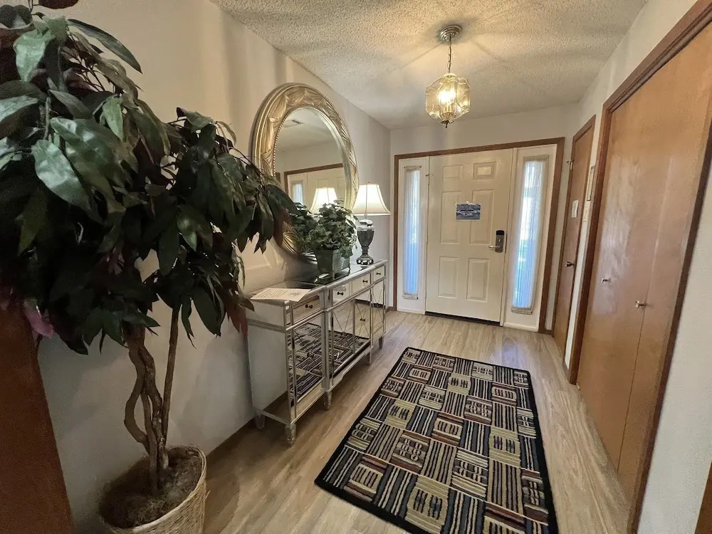 Forest view, log-sided two bedroom, two bath condo on Lake Ouachita. by RedAwning