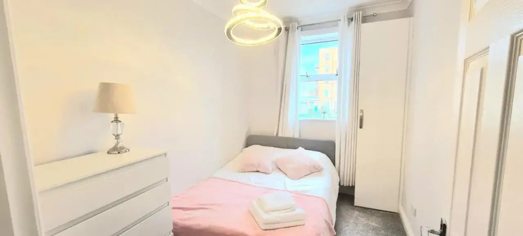 Spacious 3 bedroom flat near the sea