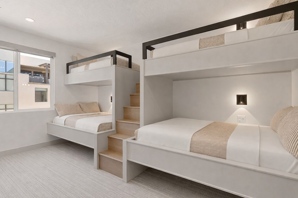 Luxury Rental At Desert Color 6 Bedroom Townhouse