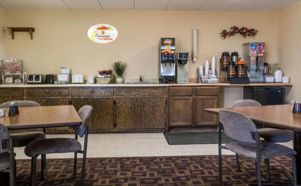 Super 8 by Wyndham Owatonna