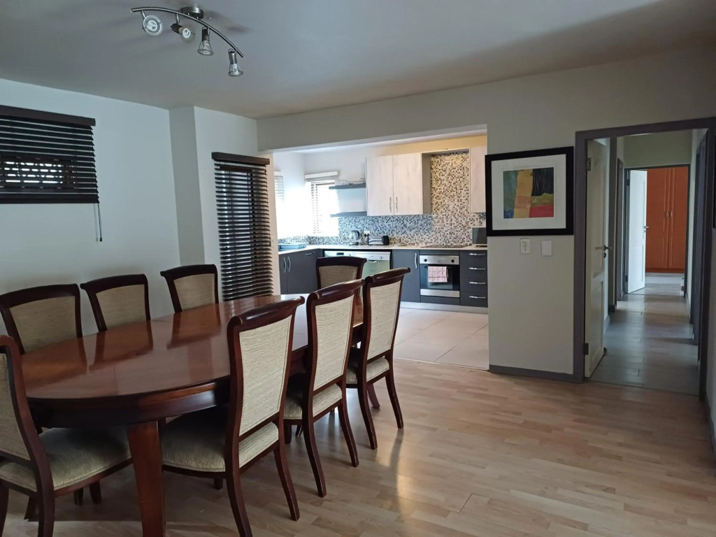 Mount Royal 02 Large 3 bedroom Ground floor apartment with Garden