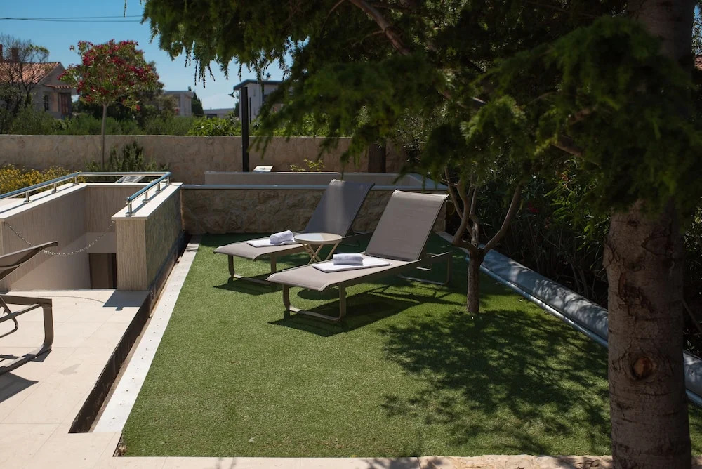 Seagull Pool Apartments & Studios