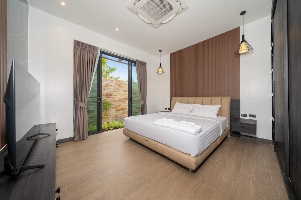Baan Don 3 BR Pool Villa near Layan