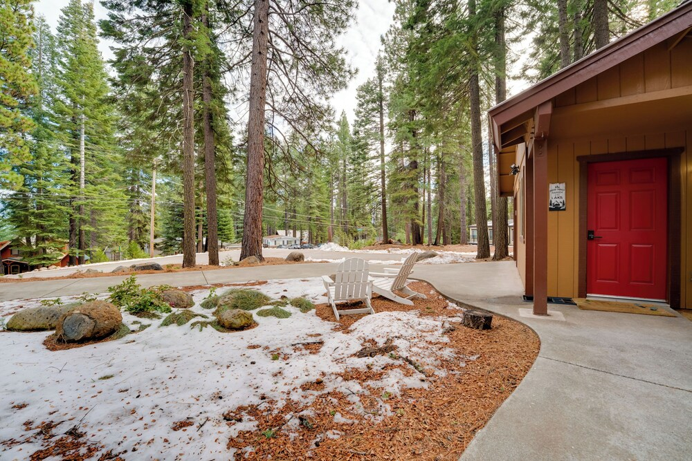 Gateway to Lassen Volcanic! Cozy Woodland Studio