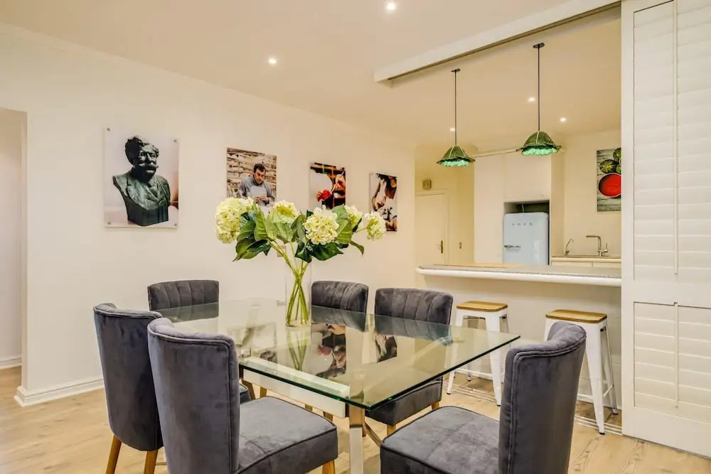 Contemporary Apartment Close to the Radisson Majolica