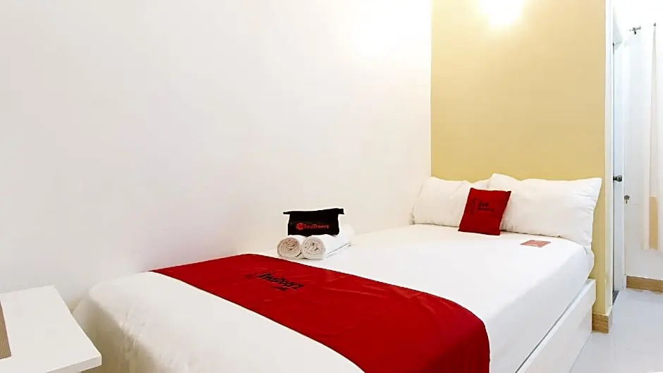 RedDoorz Plus near Lapasan Plaza Cagayan de Oro