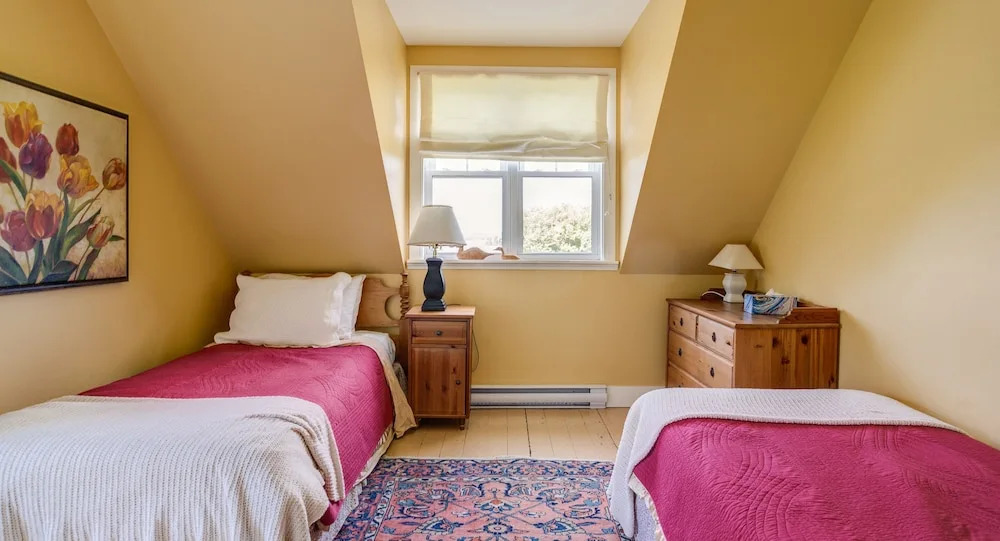 North House - Lovely Lac-Brome 3 Bedroom Lakefront Cottage