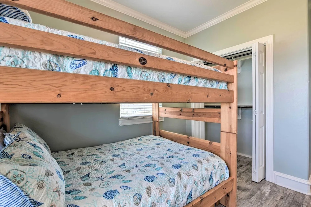 Bay Views! Family-friendly Galveston Resort House