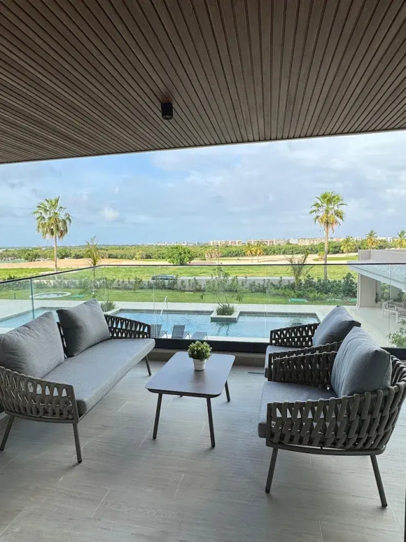 4 Guest 2 Bedrooms Balcony and Shared Pool