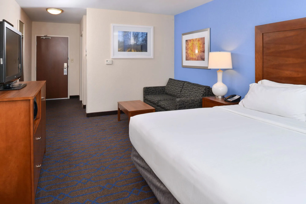 Holiday Inn Express & Suites Terre Haute by IHG