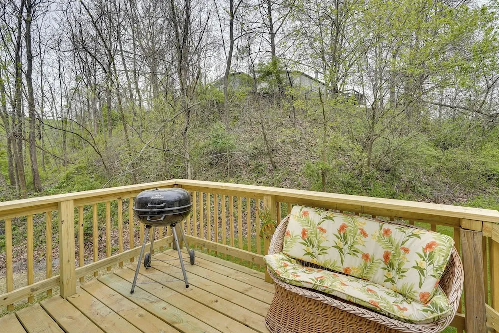 Serene Zanesville Getaway: Hot Tub, 2 Decks!