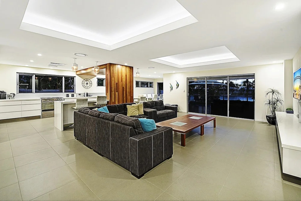 Just in Paradise Waterfront 5 Bedroom Deluxe House Central Broadbeach