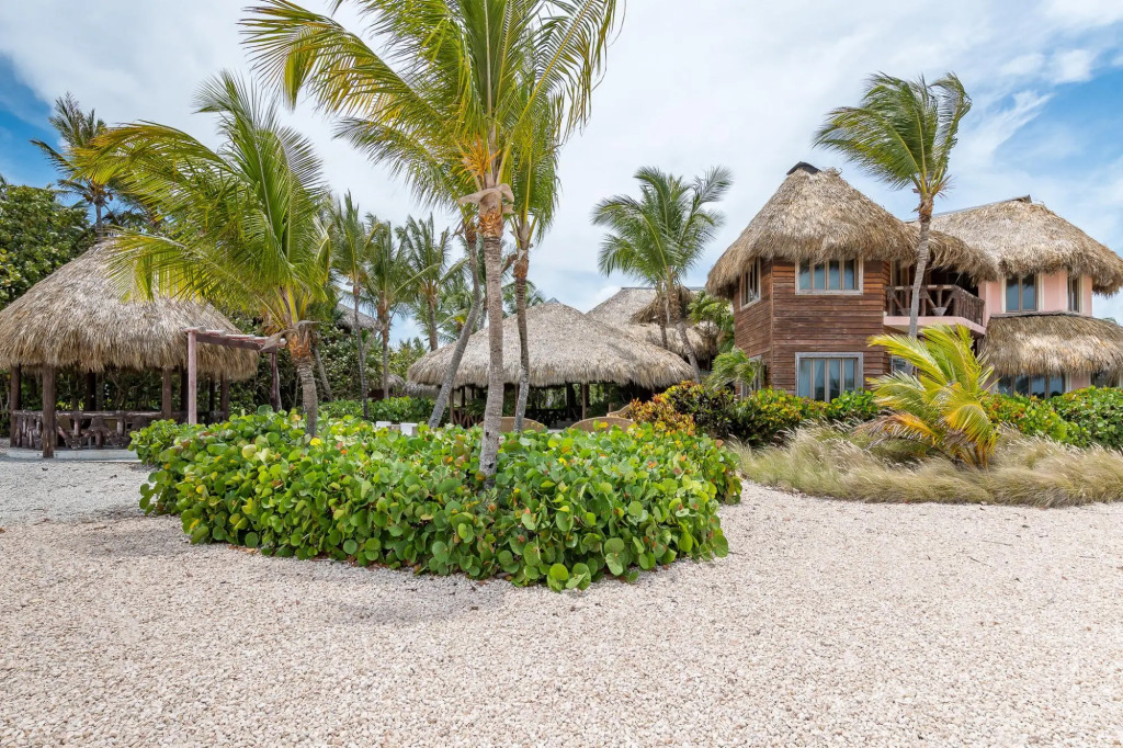Spectacular 7.500 sq. ft. villa in Cap Cana for rent – Access to Eden Roc Beach Club, pool, chef, butler, maid