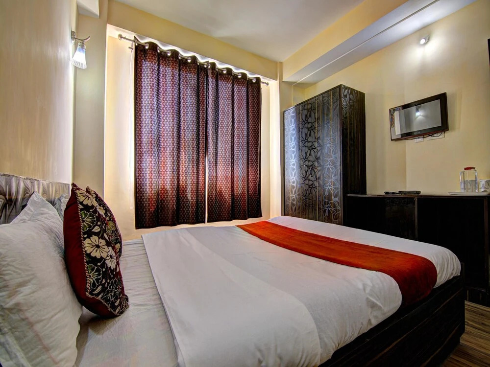 OYO 12862 Hotel Lamaz Residency