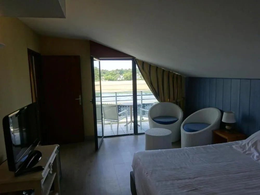 Hotel Le Pavillon Bleu