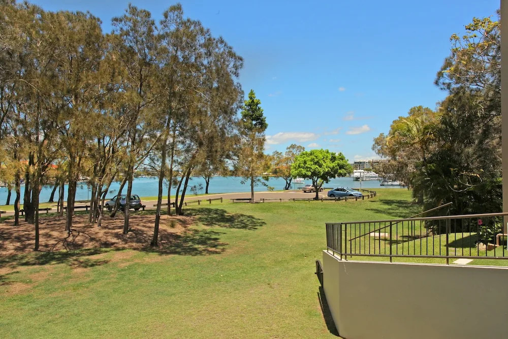 2 bedroom Apt on Parkyn Parade with pool and Air conditioning