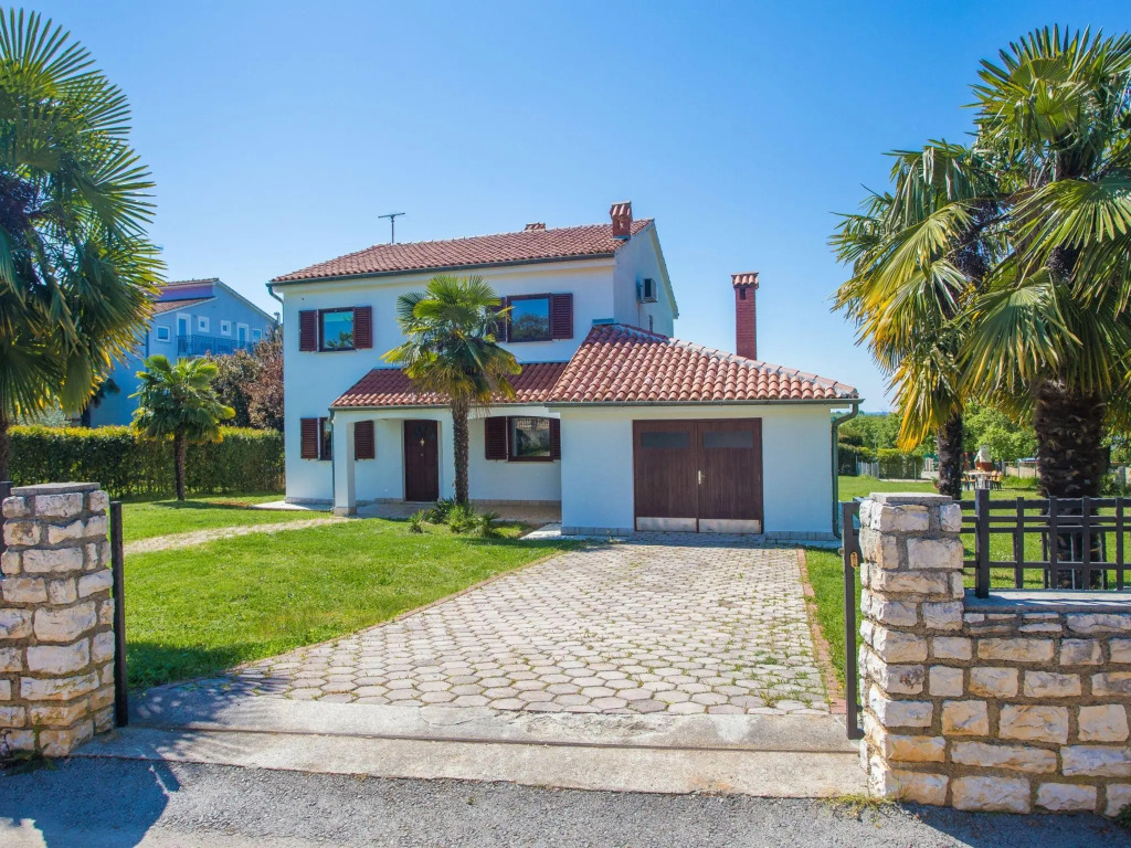 Lovely villa with a large garden, a private pool and panoramic view
