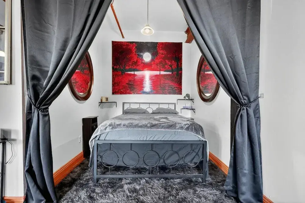 Beautiful 'rose Themed' Loft Near Downtown Detroit 1 Bedroom Apts
