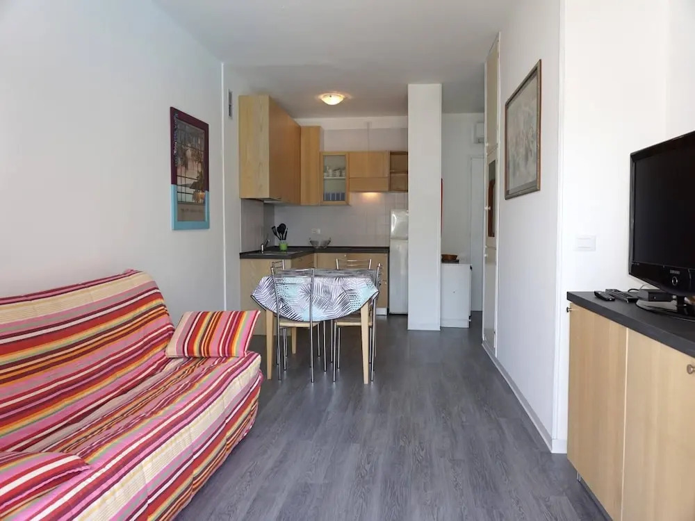 Beachside Flat With Shared Pool