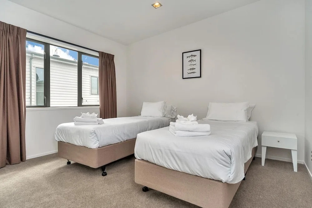 QV Modern 3 Level Sunny Townhouse - 640