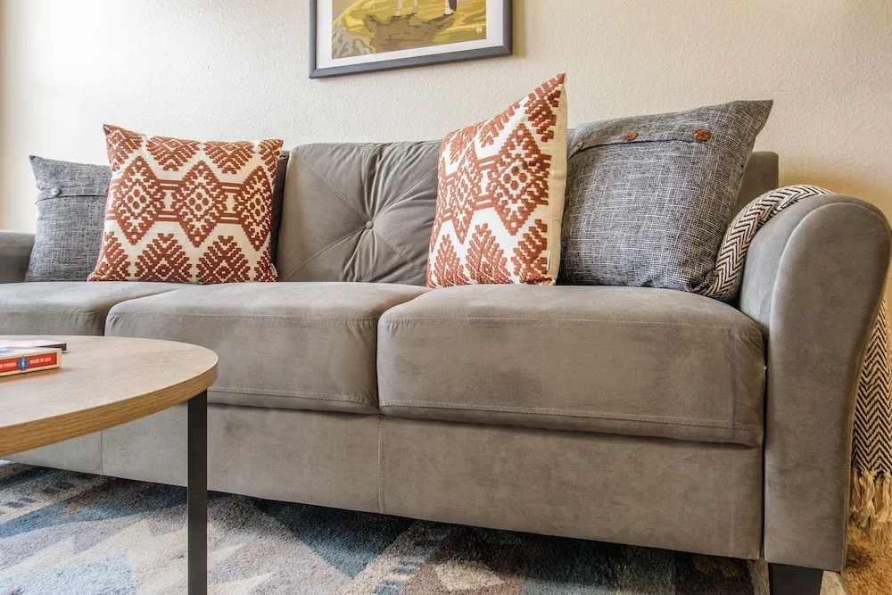 Eastside 1 & 2 BR Apts with balcony by Frontdesk
