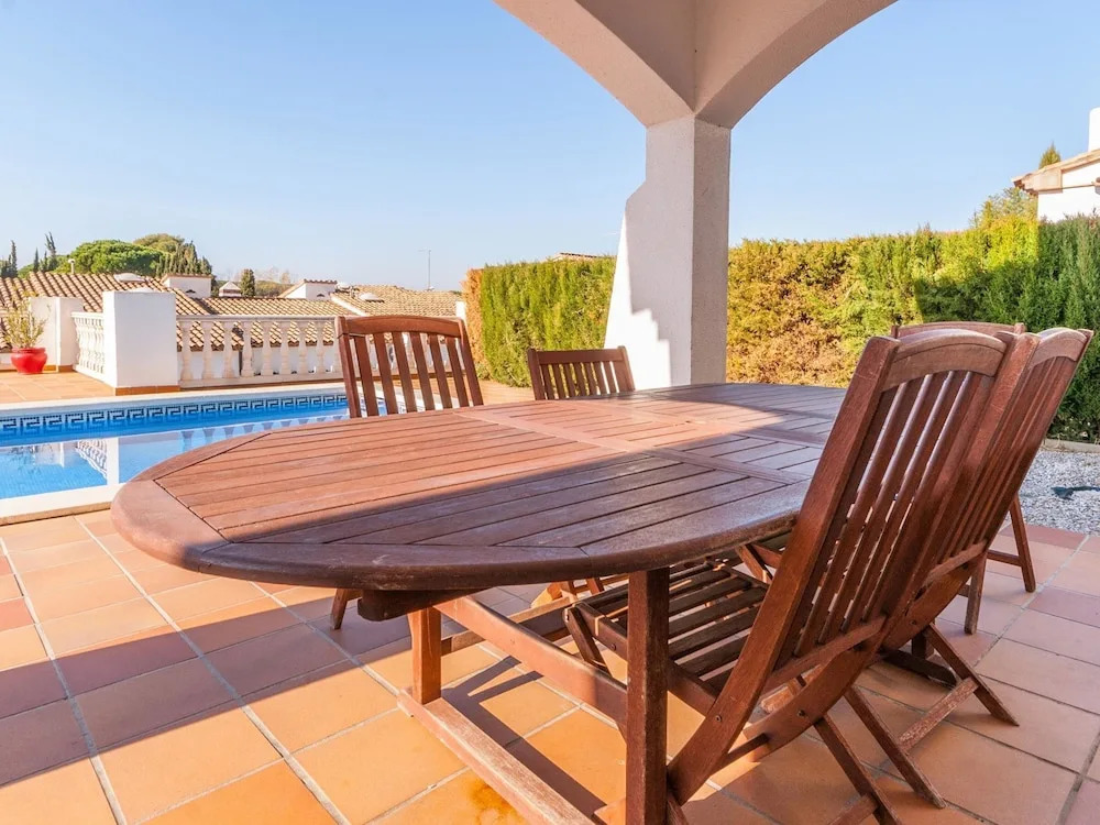 Pretty Holiday Home in L'escala With Swimming Pool