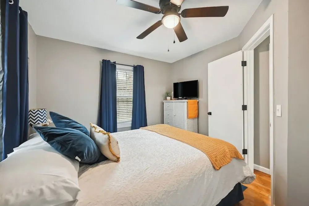 Vine Grove Home w/ Deck, 4 Mi to Saunders Springs!