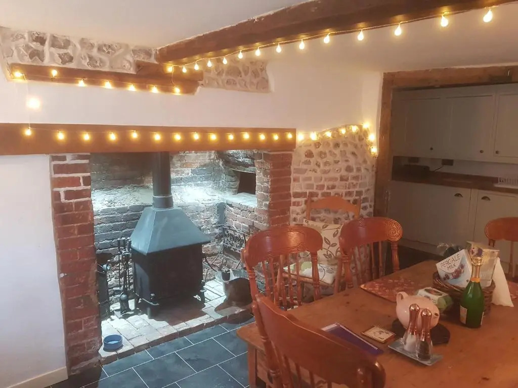 Delightful 3 bed Thatched Cottage Near Winchester