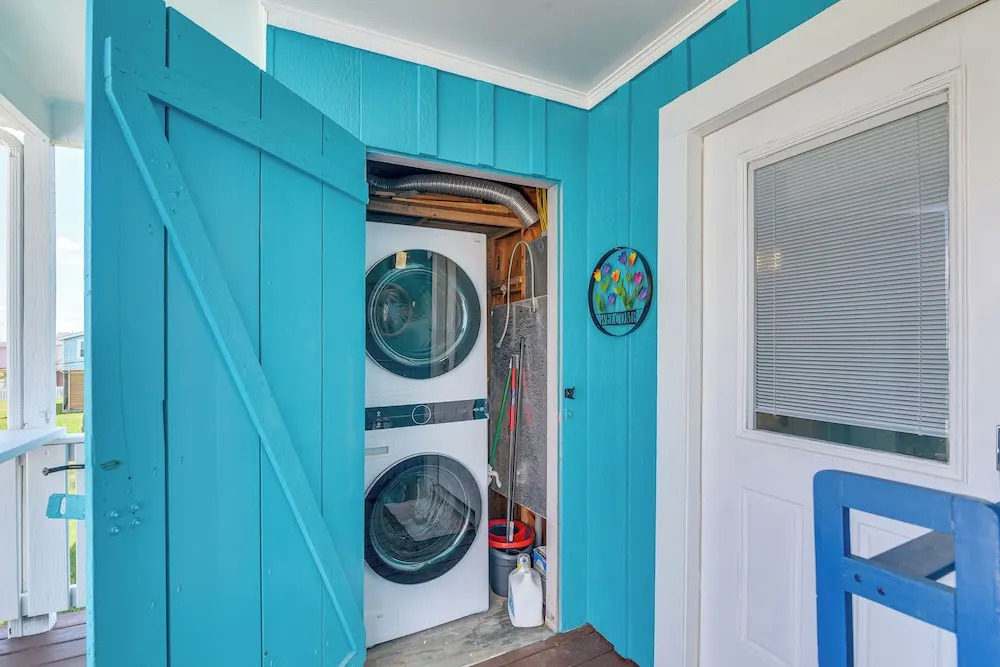 Walk to Shore: Freeport Beach House w/ Grill