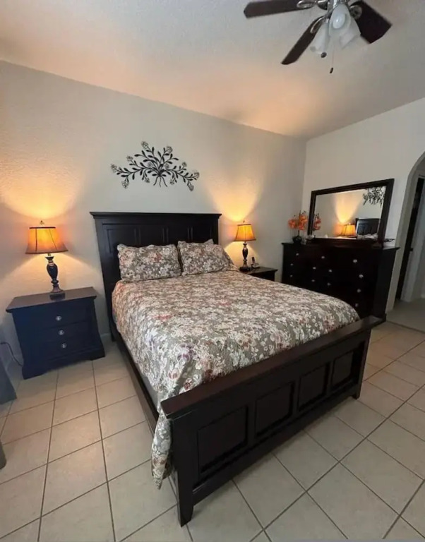 4986 Trafalgar Village 4 bed 3 Bath Pool spa