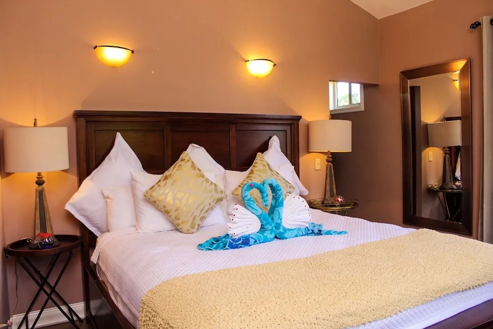 Rock Point Villas Vacations Rentals Sandy Bay, Roatan, Honduras.c.a