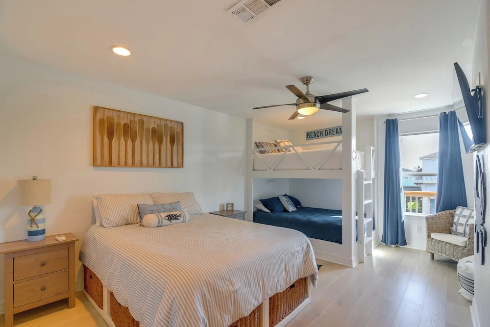 Walk to Shore: Group Getaway in Crystal Beach!