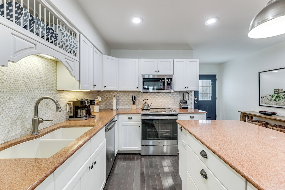 1 Mi to Fenwick Island SP: Condo w/ Boat Dock!