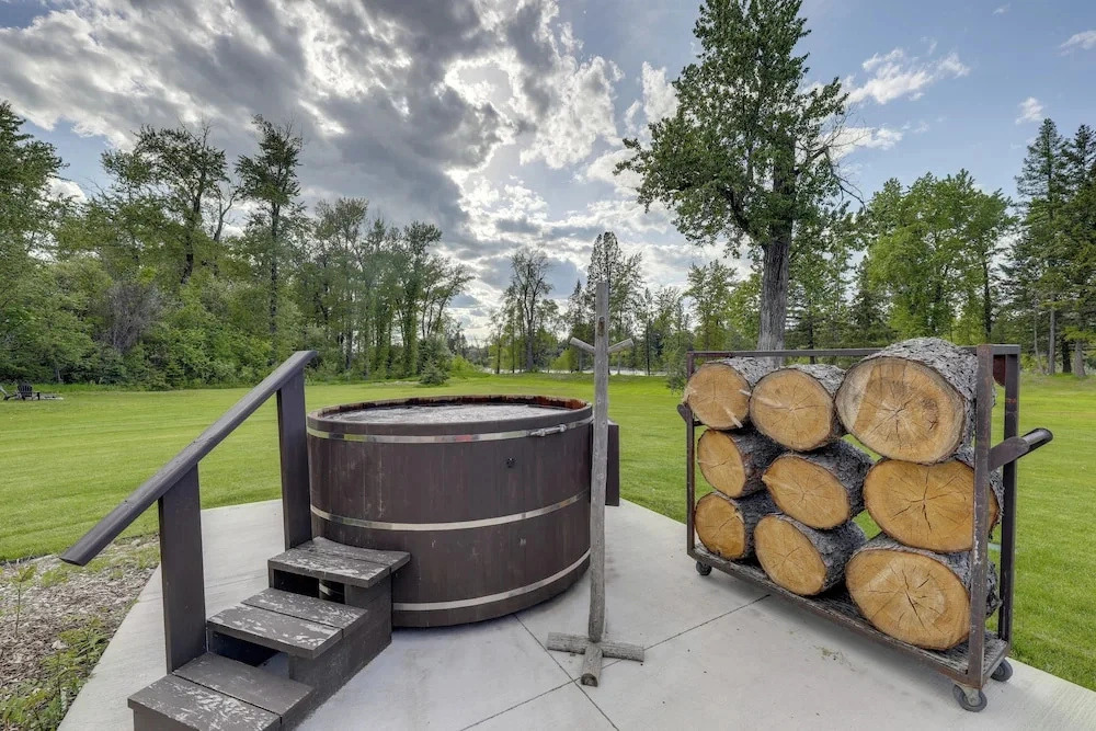 Waterfront Saloon-themed Cabin on Flathead River
