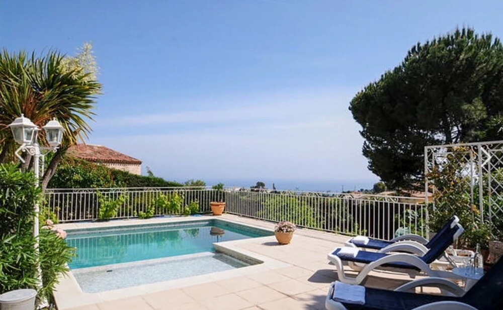 A Gorgeous, 2-bedroom Apartment in a Villa With Beautiful sea View and