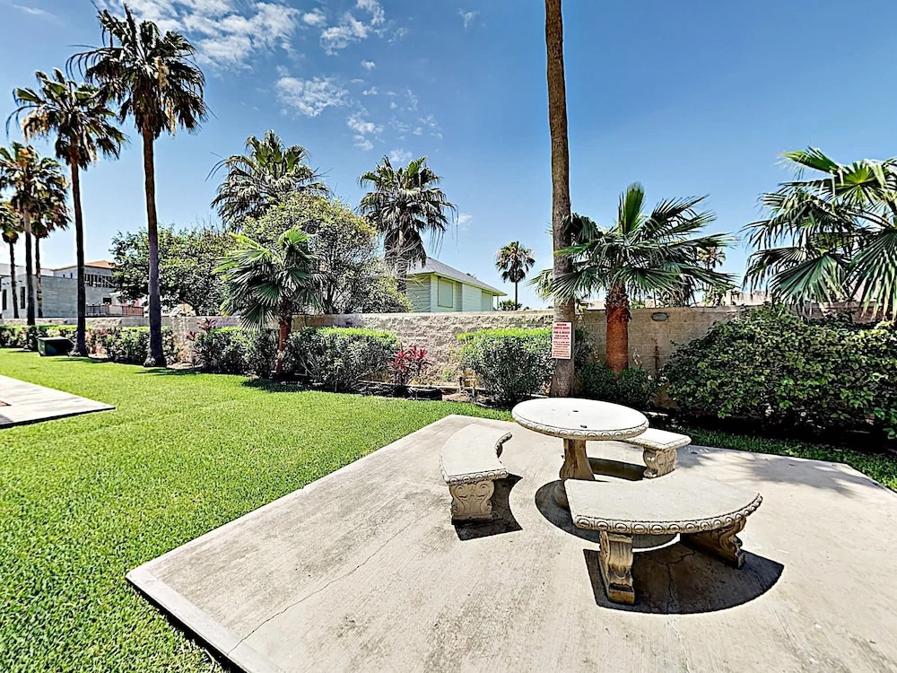 Charming At The Dolphins W/ Pool & Hot Tub 2 Bedroom Condo