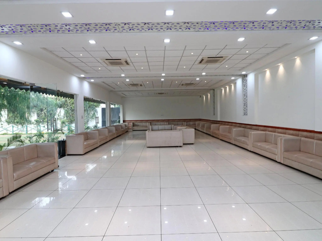 OYO 16080 The Royal Orchid