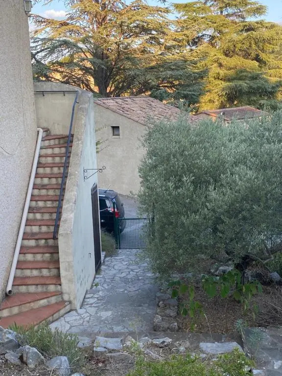 Jolie maison de village, à 2 min à pied du lac dEsparron de Verdon