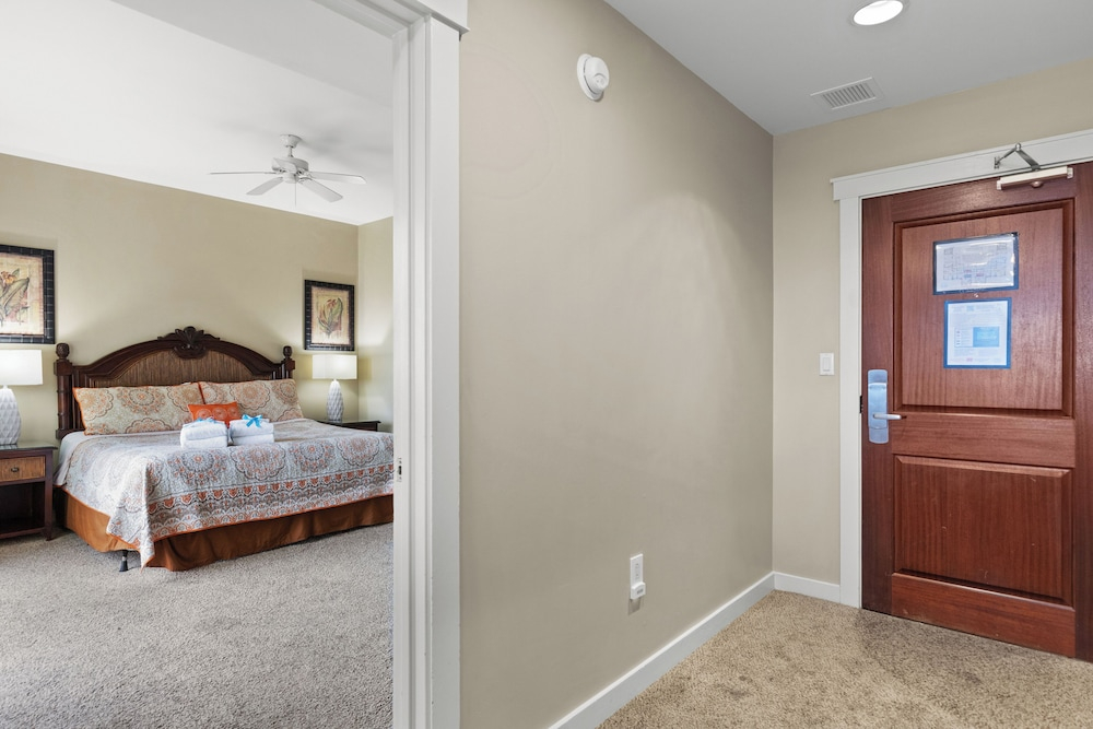 Across From The Beach! Near Pier Park & Dining! Sleeps 6! 2 BR / 2 BA